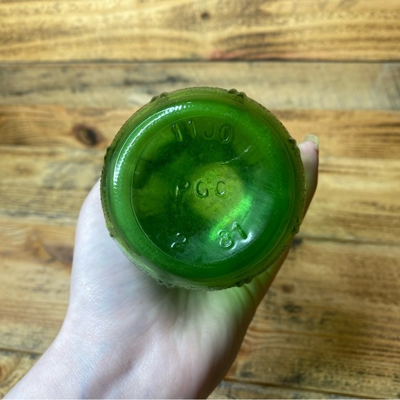 Portland Glass Co PGC 9" Emerald Green Ribbed Glass Bud Flower Vase - Picture 3 of 7